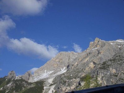 Pomedes-Gebiet und der lange Grat der Punta Anna. Dort führt einer der schönsten Dolomiten-Klettersteige