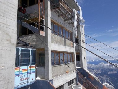 die PB-Bergstation. zwischen den Seilen ist die Bar eingebettet