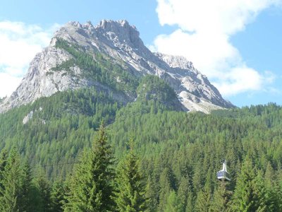 Vor der Bergfahrt sehe ich schon die neue Gondel ins Tal kommen.