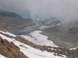Vom Skitunnel kann man den Parkplatz schon sehen. Wichtig für uns, wg der Abfahrt.