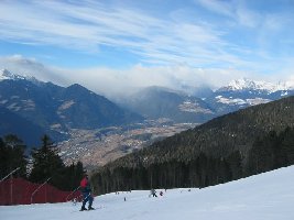 die Talabfahrt Trametsch mit dem grünen Eisacktal im Hintergrund. Mir kams so vor, als ob die Piste im oberen Bereich (also bis zum zur neuen 4KSB Trametsch) wesentlich breiter geworden ist - wurde hier die Piste verbreitert?