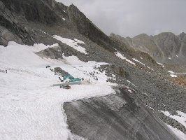 statt dessen: eine Art Provisorium. Die Stützenteile auf dem Parkplatz sehen nach Fels-Stütze aus, nicht nach neuer Gletscher-Stütze. Abbgebaut soll die 4KSB ja nicht werden, oder?
