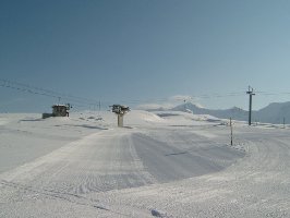 voilà, zusammen mit der bergstation des gorbji-liftes.