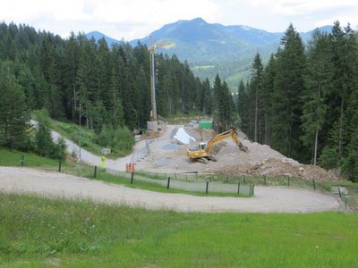 neues Betriebsgebäude / Garage für Pistengeräte unter der Talabfahrt
