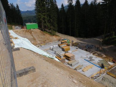 neues Betriebsgebäude / Garage für Pistengeräte unter der Talabfahrt