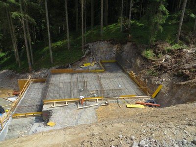 neues Betriebsgebäude / Garage für Pistengeräte unter der Talabfahrt