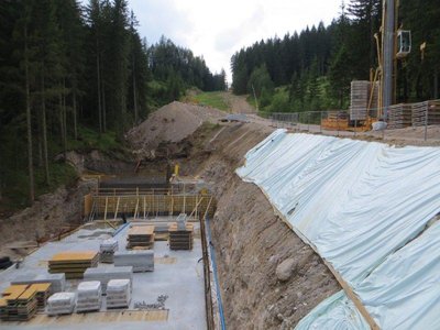 neues Betriebsgebäude / Garage für Pistengeräte unter der Talabfahrt
