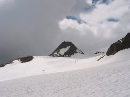 Bergstationsbereich der SLte Mutkogl und Panorama. Das oberste Steilstück des SL Panorama ist übrigens felsig, kein Eis mehr!
