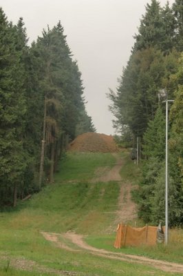 Aufschüttung an roter Piste oben