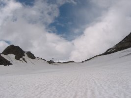 Auch unterhalb des Tiefenbachjochs lieg eine dicke Firndecke. Leider habe ich die ehemalige Talstation des SLtes Tiefenbachkogl nicht gefunden. Ist die so sauber abgebaut worden?