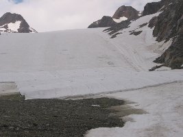Übergang Schneehaufen - Gletscher.