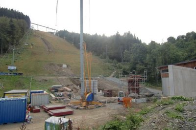 Talstation und Fundamente auf der schwarzen Piste