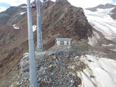 Im Bereich der ehemaligen Mittelstation wird auch ein kleines Haus erichtet.