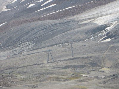 Nochmal ein Bild von der Abfahrt 34 der Mittelbergbahn  ( Beschneiung ? ) <br />kann mann nur schwer erkennen der Bagger ist ca. am linken Bildrand
