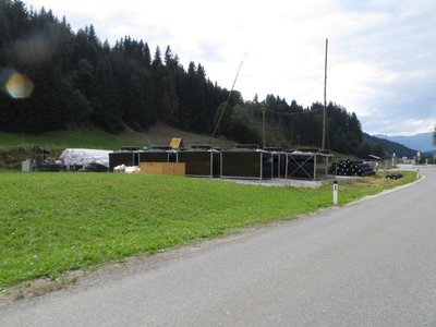 Im Tal liegen Rohre und Kühltürme bereit