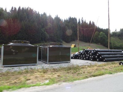 Im Tal liegen Rohre und Kühltürme bereit