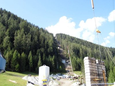 Trasse mit Materialseilbahn