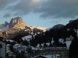 Blick am Morgen von unserer Pension in St. Christina zur Dantercepies EUB aufs Grödnerjoch