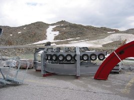 Die Seilbahntechnik für die Bergstation liegt noch auf dem Parkplatz. Die Chance, etwas zu sabotieren oder zu spionieren (für Leitner &amp;amp; Co)... ;-)