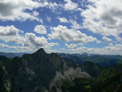 Blick Richtung Westen, zum Gimpel (2176m) von der Großen Schlicke (2060m)