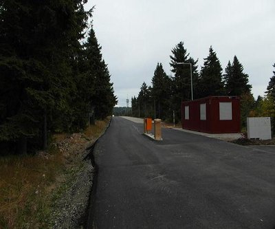 Zufahrt Keilberggipfel mit Schranke und Parkplatz