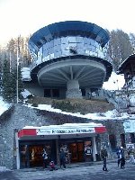 mit einem Lift gelangt man hinauf zur gondel