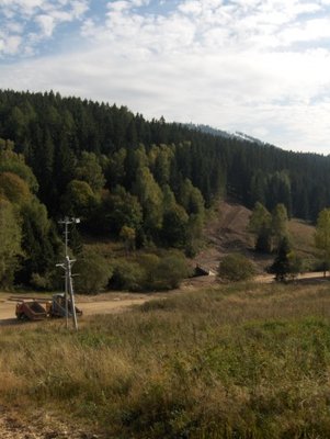 An der Verbindungstelle Zwischen Abertamy und Plesivec- Fotostandort Schlepper Abertamy, im Hintergrund der Pleßberggipfel unten die Brücke ist der nördlichste Punkt des Pleßberg Areals (Talabfahrt blaue 7)