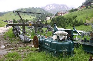 Am Parkplatz etwas unterhalb der Talstation der DMC in Arabba: gehören diese Teile auch zum Bec de Roces oder ist das ein anderer Lift?