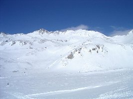 nochmals die Trasse des Viehbühel Schleppers, links erkennbar die Serpentinen der verschneiten Glocknerstraße