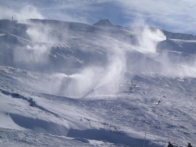 Beschneiung TFH-Hang am Nachmittag des 12.10.2013