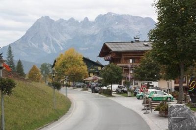 Werfenweng Anf. Okt. 2013, Blick zum Hochkönig, am linken Rand die Baustelle der Rosnerköpfl-Bahn