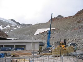 Das ist die angesprochene Betonwand. Warum baut man die Talstation so ein? Ist das nicht unpraktisch?