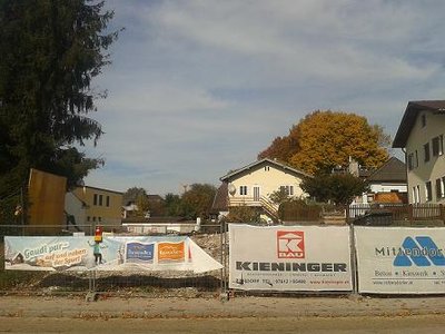 Hier stand die Talstation. Durch den Garten des rechten Hauses wirds übrigens sehr eng werden für die neue Talstation (wie schon für die alte).