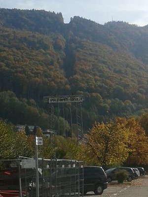 Die Trasse. Hilfsseile vom Abwickeln des alten Seiles hängen noch und werden beim neuen Seilzug wieder verwendet.