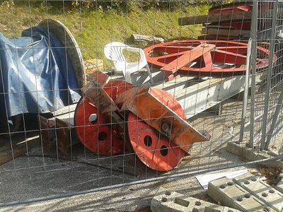 Material wird wohl beim Seilzug wieder gebraucht (inkl. Plastiksessel)