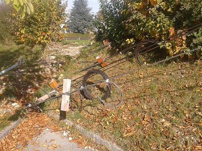 Die Seile sind direkt am Parkplatz im Boden befestigt