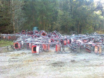 Die Sessel warten auf den Schrotthändler?
