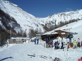 Talstationsbereich in der Fleiss: v.l.n.r. Talstation 4KSB, Bergstation Tunnelbahn, Talststion Ederfeld-Tellerlift; im Hintergrund die Skiroute Fleißtal vom Schareck-Gipfel