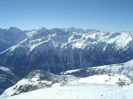 von der Bergstation stiegen wir noch die paar Meter hinauf bis zum Gipfel der Gjaidtroghöhe auf knapp 3000 Meter; von dort oben bietet sich eine atemberaubende Aussicht auf die umliegende Bergwelt bis zu den Dolomiten, hier der Blick hinab zur Bergstation