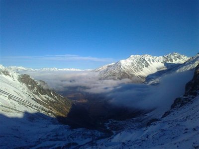 Auffahrt zur Schaubach-Hütte. Im Tal ist eine Nebeldecke