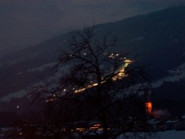 Beleuchtete Piste der Talabfahrt in Kaltenbach
