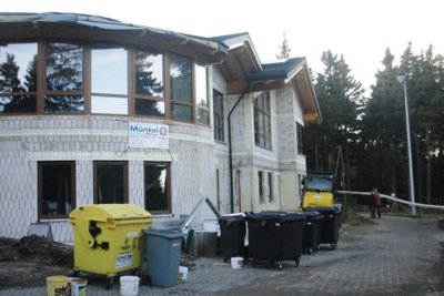 Standard_Bilder der Hütte vom Parkplatz kommend