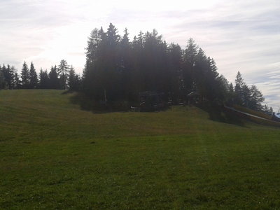 Zoom zur Bergstation der Moserbahn, hatte die einen Schlepplift als Vorgänger? Auf der Trasse findet man so typische LSAP-Spuren von Schleppliften