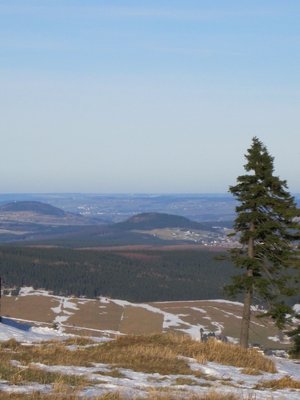 blick vom gipfel über das schneefreie erzgebirge