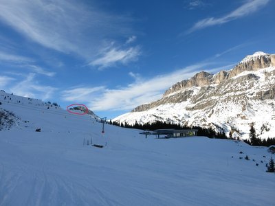 Bergstation Alpenrose und Talstation Carpazza von der Piste Fodoma