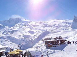 Rechts Berstation 6er KSB Sommerberg. Links Strecke 4er EUB Fernerhaus und Gletscherbus 2 mit Rote Piste Nr. 2