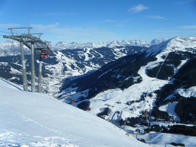 Blick vom Zwölferkogel mit gleichnamiger Bahn in Richtung Schattberg West, Piste 6 bzw. 6a. Sowohl die Zwölferkogel und Schattberg West Pisten gingen sehr gut zu Fahren!