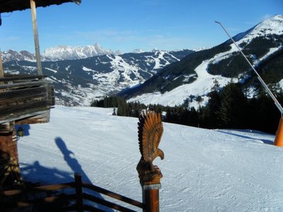Höhe Breitfußalm. Blick Richtung Saalbach - Hinterglemm. Rechts wieder der Schattberg West. Top zum Fahren!