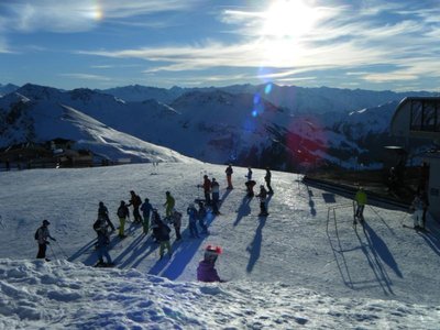 Am Schattberg West Gipfel. Rechts Ausstieg der Westgeipfelbahn! Soviele Leute auf einen Fleck musste man sonst fast schon suchen!