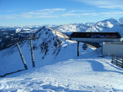 Schattberg Sprinter Bergstation. Warum die Klappe immer offen war weiß ich nicht! Ebenso frage ich mich warum man für die kurze Länge (699m Länge, 260hm) unbedingt eine Gondel braucht!?